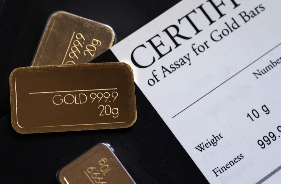 The Benefits and Risks of Investing in Paper Gold vs. Physical Gold
